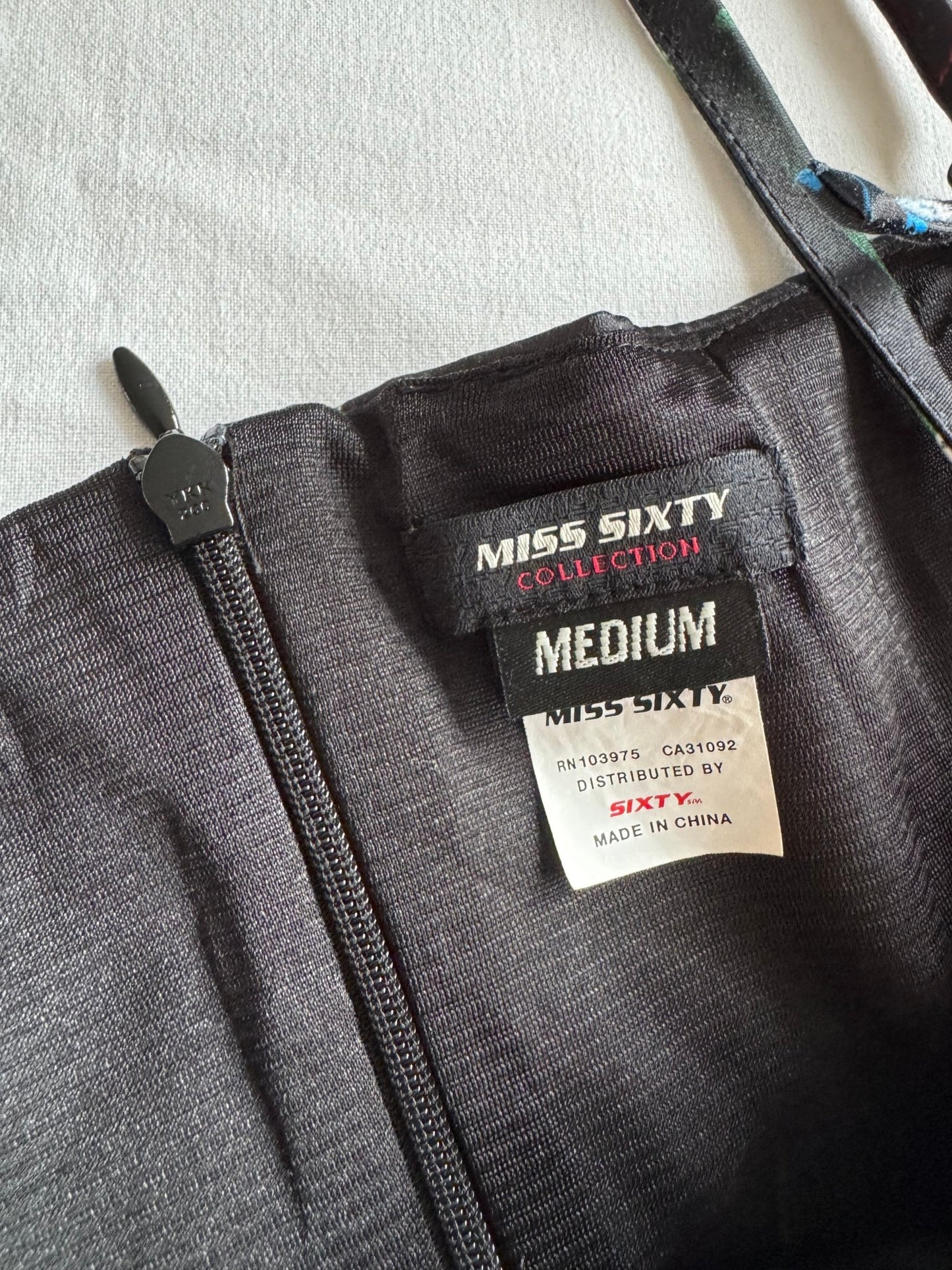 👄 Y2K Miss Sixty Rochie din Satin Printed – Mărime M - anbracaminte