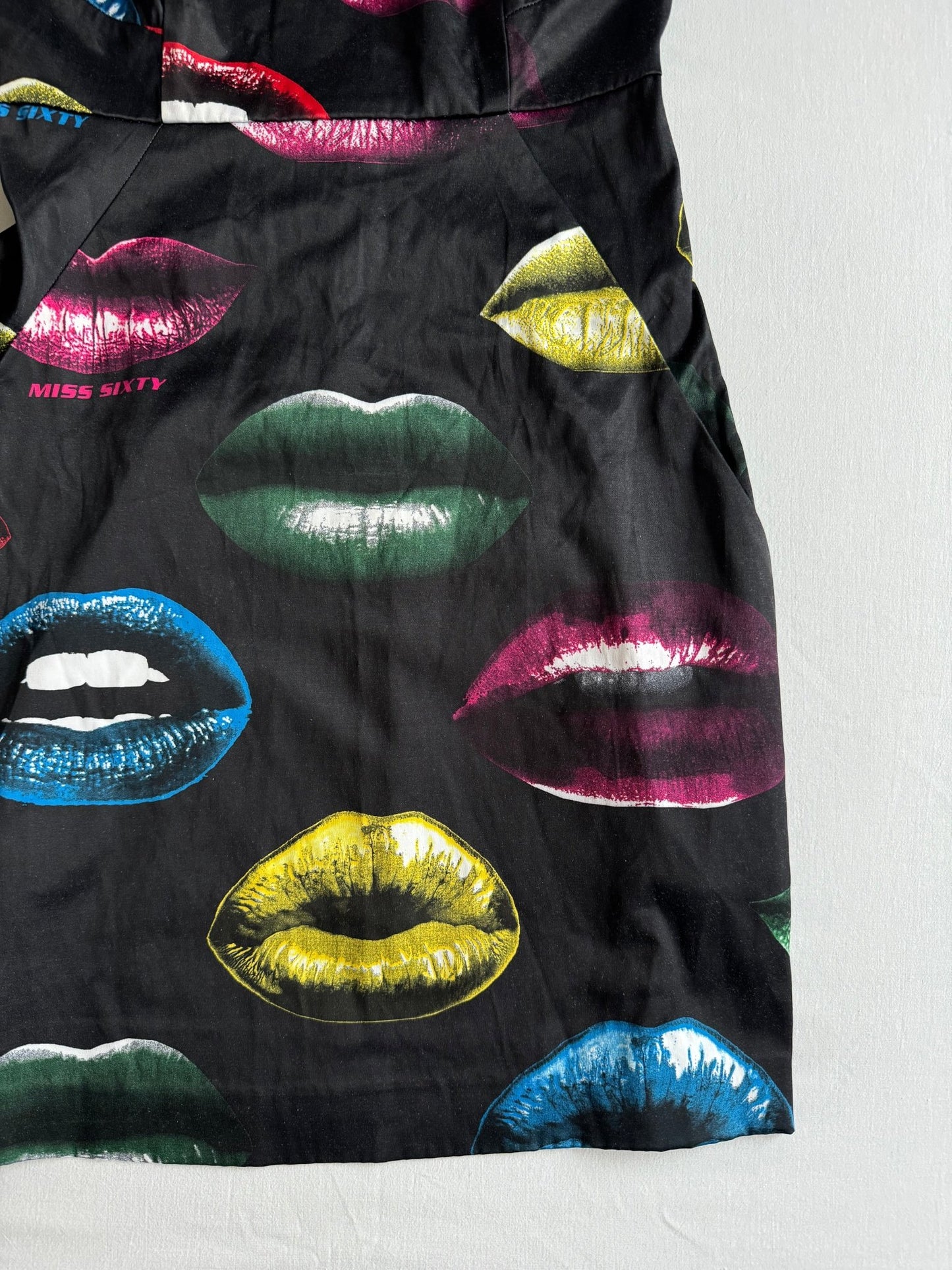 👄 Y2K Miss Sixty Rochie din Satin Printed – Mărime M - anbracaminte