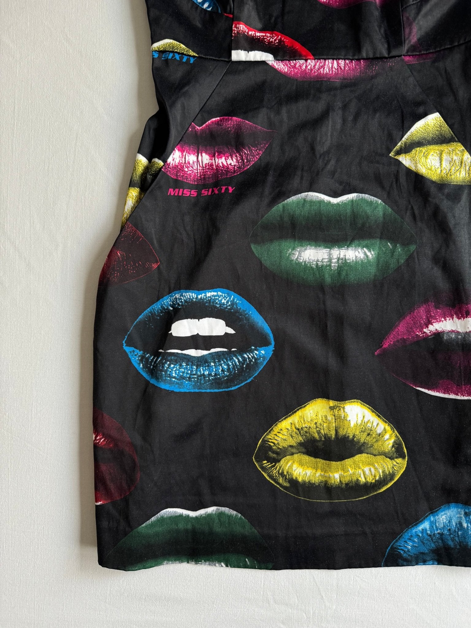 👄 Y2K Miss Sixty Rochie din Satin Printed – Mărime M - anbracaminte