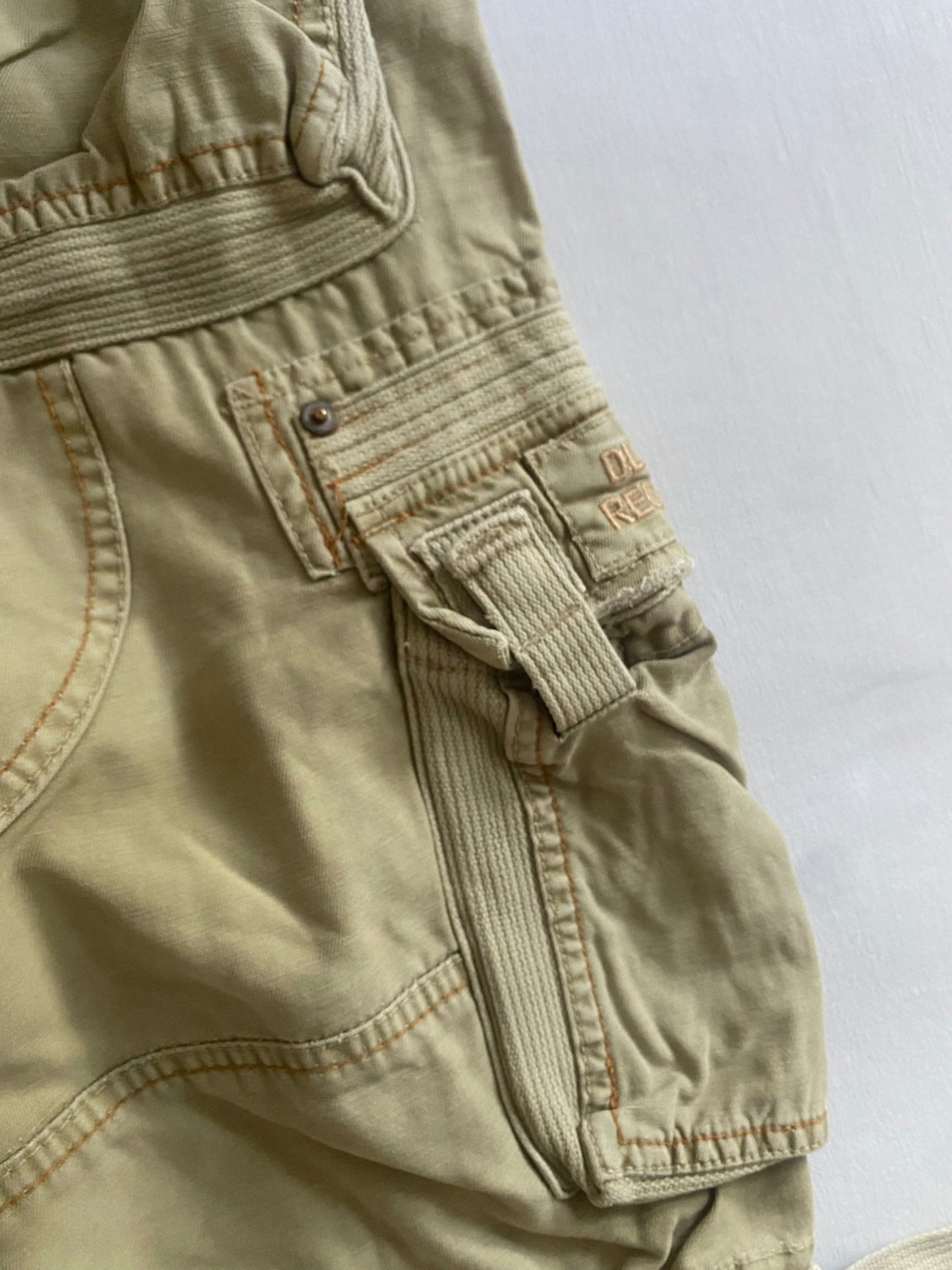 🔧 Y2K pantaloni scurți cargo tehnici – mărimea 52 (47 cm talie) - anbracaminte